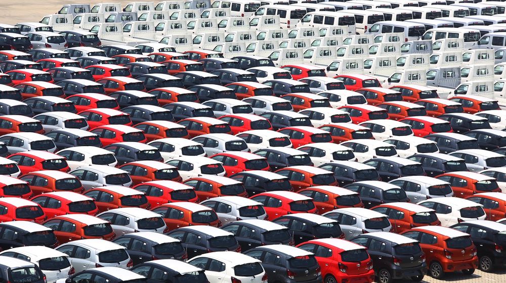 <p>Deretan mobil yang akan di ekspor di Site PT Indonesia Kendaraan Terminal, Sindang Laut, Kali Baru, Cilincing, Jakarta Utara. Foto: Ismail Pohan/TrenAsia</p>
