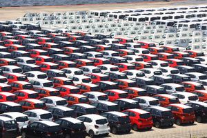 <p>Deretan mobil yang akan di ekspor di Site PT Indonesia Kendaraan Terminal, Sindang Laut, Kali Baru, Cilincing, Jakarta Utara. Foto: Ismail Pohan/TrenAsia</p>