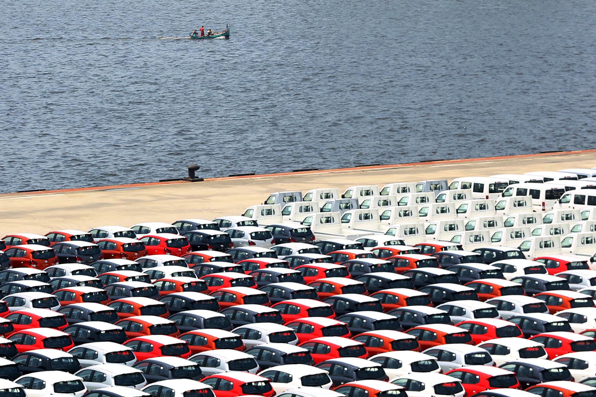 <p>Ratusan mobil yang akan di ekspor di Site PT Indonesia Kendaraan Terminal, Sindang Laut, Kali Baru, Cilincing, Jakarta Utara. Foto: Ismail Pohan/TrenAsia</p>
