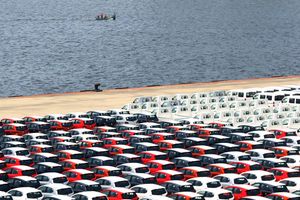 <p>Ratusan mobil yang akan di ekspor di Site PT Indonesia Kendaraan Terminal, Sindang Laut, Kali Baru, Cilincing, Jakarta Utara. Foto: Ismail Pohan/TrenAsia</p>
