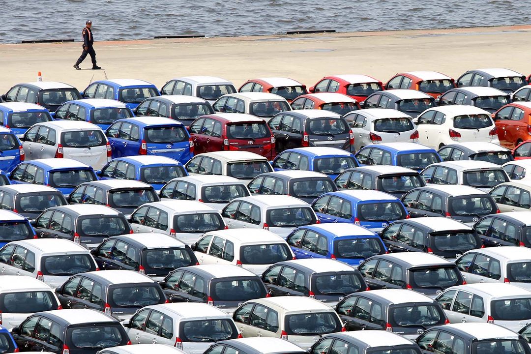 <p>Ratusan mobil yang akan di ekspor di Site PT Indonesia Kendaraan Terminal, Sindang Laut, Kali Baru, Cilincing, Jakarta Utara. Foto: Ismail Pohan/TrenAsia</p>
