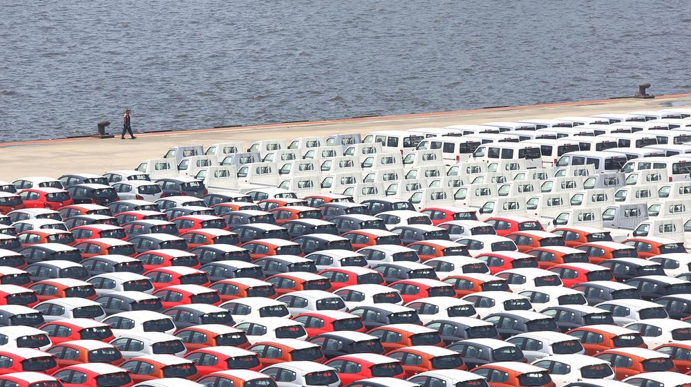 <p>Petugas melintas diantara mobil-mobil yang akan di ekspor di Site PT Indonesia Kendaraan Terminal, Sindang Laut, Kali Baru, Cilincing, Jakarta Utara. Foto: Ismail Pohan/TrenAsia</p>
