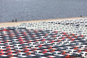 <p>Petugas melintas diantara mobil-mobil yang akan di ekspor di Site PT Indonesia Kendaraan Terminal, Sindang Laut, Kali Baru, Cilincing, Jakarta Utara. Foto: Ismail Pohan/TrenAsia</p>