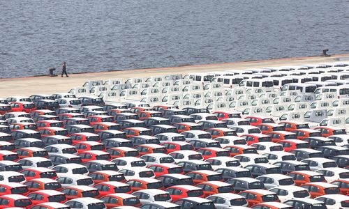 <p>Petugas melintas diantara mobil-mobil yang akan di ekspor di Site PT Indonesia Kendaraan Terminal, Sindang Laut, Kali Baru, Cilincing, Jakarta Utara. Foto: Ismail Pohan/TrenAsia</p>
