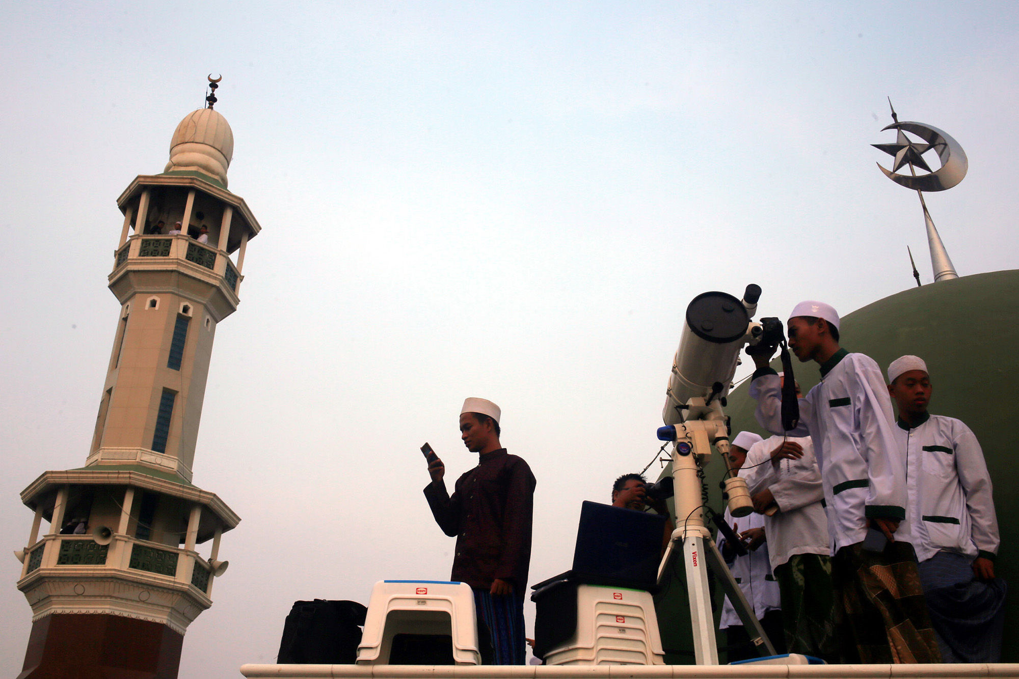 <p>Petugas tim hisab rukyat melakukan pengamatan posisi terbenamnya matahari untuk melihat posisi hilal (bulan) untuk menentukan 1 Ramadhan di Masjid Al Musyari&#8217;in Pondok Pesantren (Ponpes) Al Hidayah, Basmol, Jakarta Barat. Foto: Ismail Pohan/TrenAsia</p>

