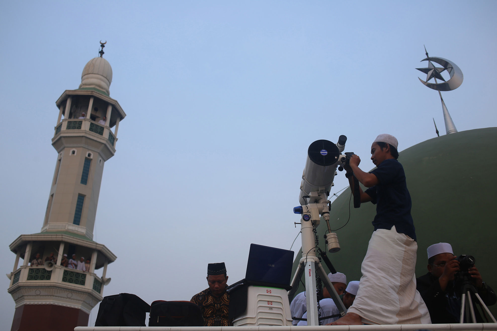 <p>Petugas tim hisab rukyat melakukan pengamatan posisi terbenamnya matahari untuk melihat posisi hilal (bulan) untuk menentukan 1 Ramadhan di Masjid Al Musyari&#8217;in Pondok Pesantren (Ponpes) Al Hidayah, Basmol, Jakarta Barat. Foto: Ismail Pohan/TrenAsia</p>
