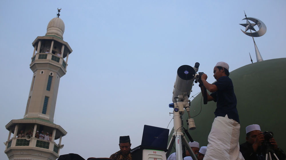 <p>Petugas tim hisab rukyat melakukan pengamatan posisi terbenamnya matahari untuk melihat posisi hilal (bulan) untuk menentukan 1 Ramadhan di Masjid Al Musyari’in Pondok Pesantren (Ponpes) Al Hidayah, Basmol, Jakarta Barat. Foto: Ismail Pohan/TrenAsia</p>
