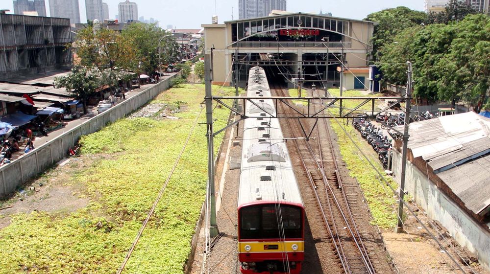 <p>KRL melintas di peron Stasiun Kebayoran, Jakarta. Foto: Ismail Pohan/TrenAsia</p>