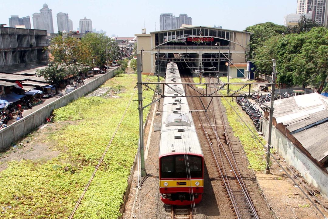 <p>KRL melintas di peron Stasiun Kebayoran, Jakarta.  Foto: Ismail Pohan/TrenAsia</p>
