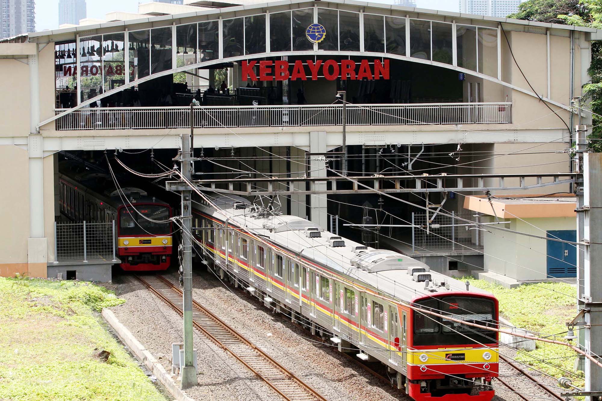 <p>KRL melintas di peron Stasiun Kebayoran, Jakarta. Foto: Ismail Pohan/TrenAsia</p>
