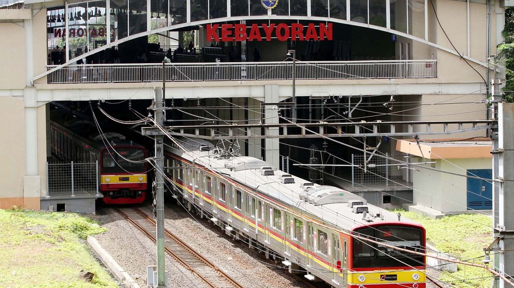 <p>KRL melintas di peron Stasiun Kebayoran, Jakarta. Foto: Ismail Pohan/TrenAsia</p>