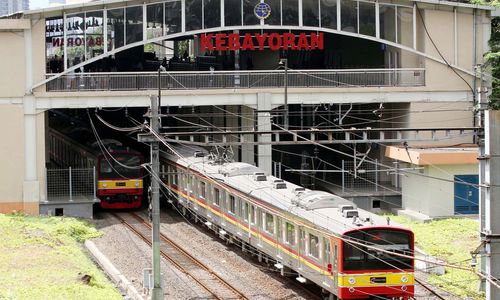 <p>KRL melintas di peron Stasiun Kebayoran, Jakarta. Foto: Ismail Pohan/TrenAsia</p>
