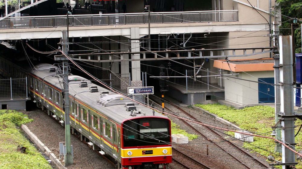 <p>KRL melintas di peron Stasiun Kebayoran, Jakarta, Senin (30/8). Pada 2017 PT KAI Commuter. Foto: Ismail Pohan/TrenAsia</p>
