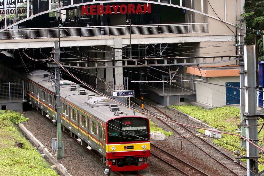 <p>KRL melintas di peron Stasiun Kebayoran, Jakarta, Senin (30/8). Pada 2017 PT KAI Commuter. Foto: Ismail Pohan/TrenAsia</p>
