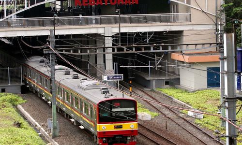 <p>KRL melintas di peron Stasiun Kebayoran, Jakarta, Senin (30/8). Pada 2017 PT KAI Commuter. Foto: Ismail Pohan/TrenAsia</p>
