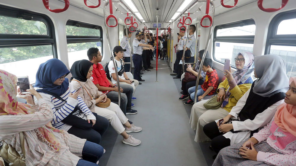 <p>Warga mengikuti ujicoba Light Rail Transit (LRT) di Stasiun Boulevard Utara, Kelapa Gading, Jakarta. PT LRT Jakarta kembali Foto: Ismail Pohan/TrenAsia</p>
