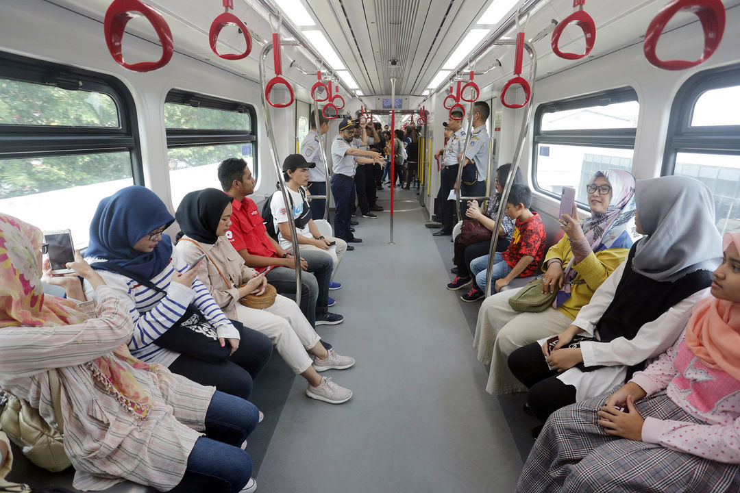 <p>Warga mengikuti ujicoba Light Rail Transit (LRT) di Stasiun Boulevard Utara, Kelapa Gading, Jakarta. PT LRT Jakarta kembali Foto: Ismail Pohan/TrenAsia</p>
