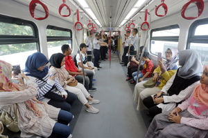 <p>Warga mengikuti ujicoba Light Rail Transit (LRT) di Stasiun Boulevard Utara, Kelapa Gading, Jakarta. PT LRT Jakarta kembali Foto: Ismail Pohan/TrenAsia</p>
