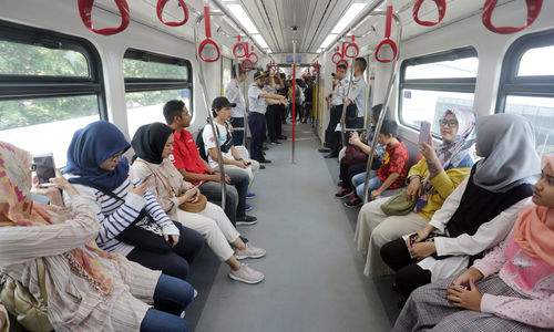 <p>Warga mengikuti ujicoba Light Rail Transit (LRT) di Stasiun Boulevard Utara, Kelapa Gading, Jakarta. PT LRT Jakarta kembali Foto: Ismail Pohan/TrenAsia</p>
