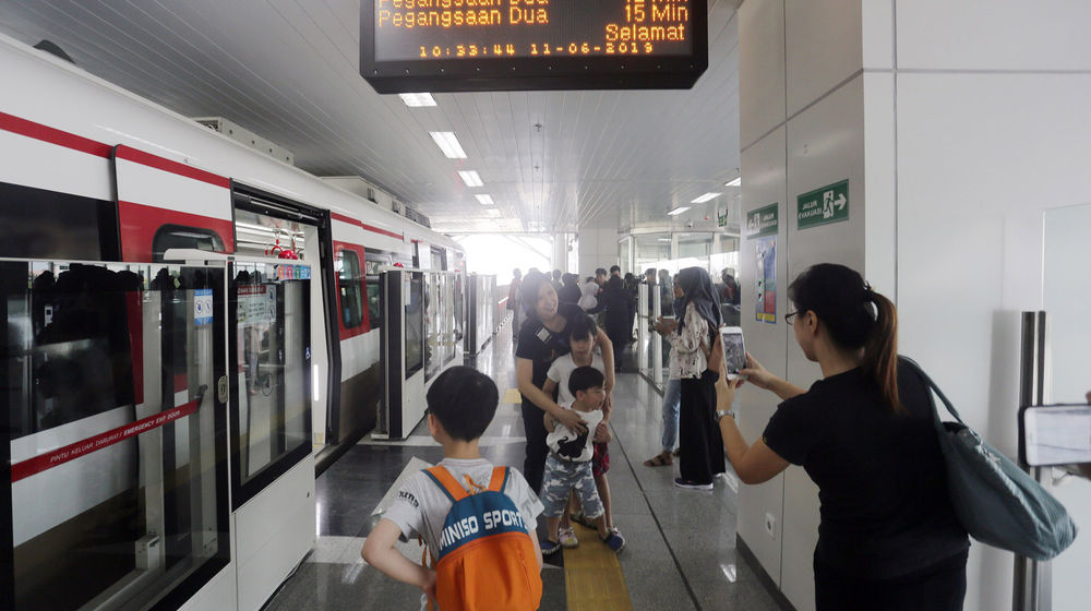 <p>Warga mengikuti ujicoba Light Rail Transit (LRT) di Stasiun Boulevard Utara, Kelapa Gading, Jakarta. Foto: Ismail Pohan/TrenAsia</p>

