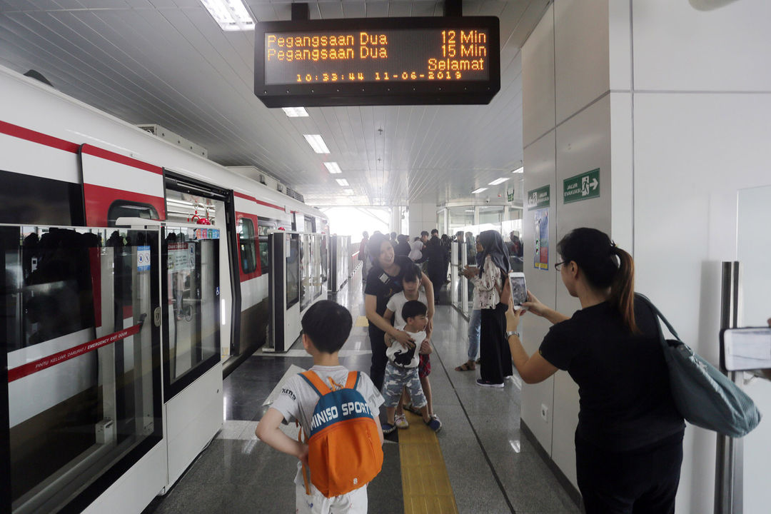 <p>Warga mengikuti ujicoba Light Rail Transit (LRT) di Stasiun Boulevard Utara, Kelapa Gading, Jakarta. Foto: Ismail Pohan/TrenAsia</p>
