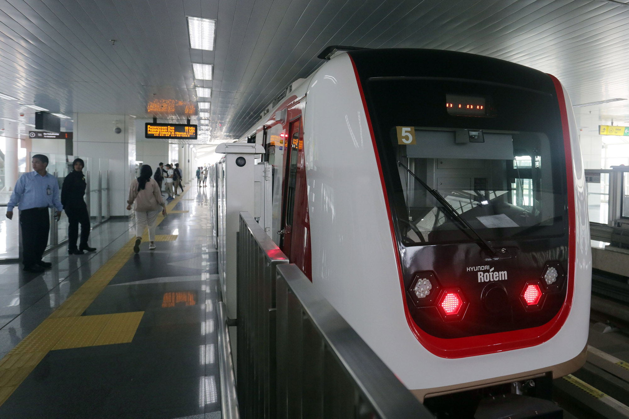 <p>Warga mengikuti ujicoba Light Rail Transit (LRT) di Stasiun Boulevard Utara, Kelapa Gading, Jakarta. Foto: Ismail Pohan/TrenAsia</p>
