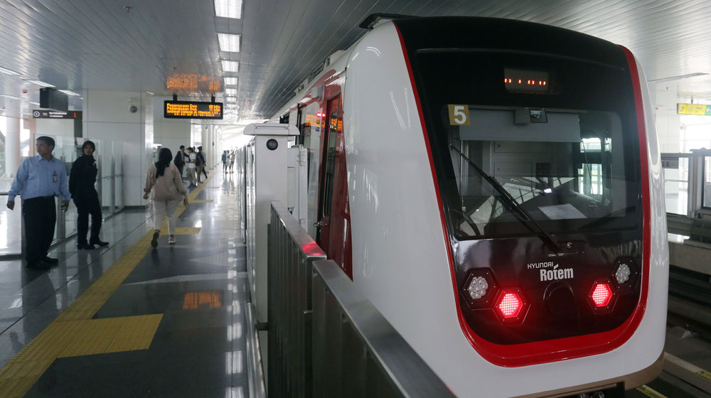 <p>Warga mengikuti ujicoba Light Rail Transit (LRT) di Stasiun Boulevard Utara, Kelapa Gading, Jakarta. Foto: Ismail Pohan/TrenAsia</p>
