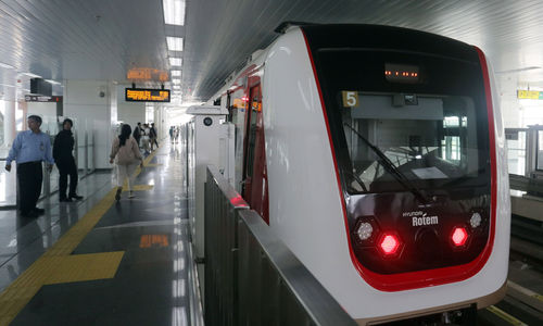 <p>Warga mengikuti ujicoba Light Rail Transit (LRT) di Stasiun Boulevard Utara, Kelapa Gading, Jakarta. Foto: Ismail Pohan/TrenAsia</p>
