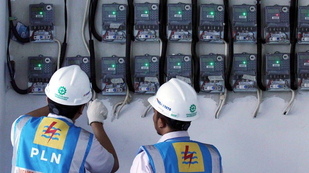 <p>Petugas PLN Area Bulungan Distribusi Jakarta Raya melakukan penyambungan penambahan daya pelanggan 1300 VA menjadi 2200 VA di kawasan Kebayoran Lama, Jakarta. Foto: Ismail Pohan/TrenAsia</p>
