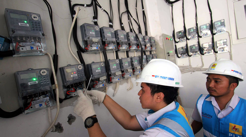 <p>Petugas PLN Area Bulungan Distribusi Jakarta Raya melakukan penyambungan penambahan daya pelanggan 1300 VA menjadi 2200 VA di kawasan Kebayoran Lama, Jakarta. Foto: Ismail Pohan/TrenAsia</p>
