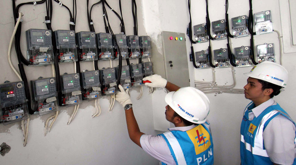 <p>Petugas PLN Area Bulungan Distribusi Jakarta Raya melakukan penyambungan penambahan daya pelanggan 1300 VA menjadi 2200 VA di kawasan Kebayoran Lama, Jakarta. Foto: Ismail Pohan/TrenAsia</p>