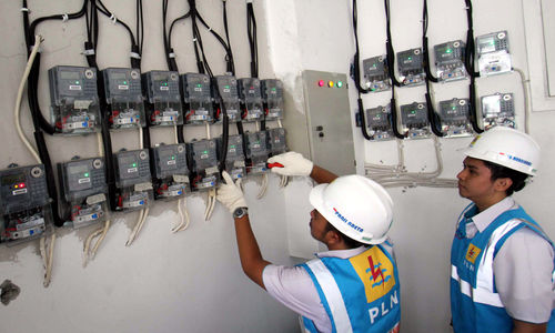 <p>Petugas PLN Area Bulungan Distribusi Jakarta Raya melakukan penyambungan penambahan daya pelanggan 1300 VA menjadi 2200 VA di kawasan Kebayoran Lama, Jakarta. Foto: Ismail Pohan/TrenAsia</p>
