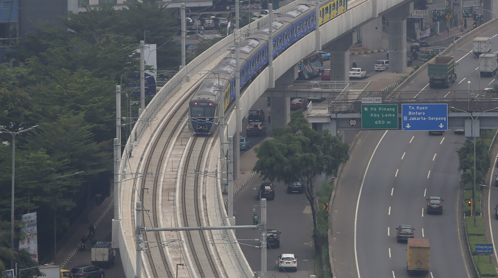 <p>Kereta MRT melintas di jalur kawasan Lebak Bulus, Jakarta. Foto: Ismail Pohan/TrenAsia</p>
