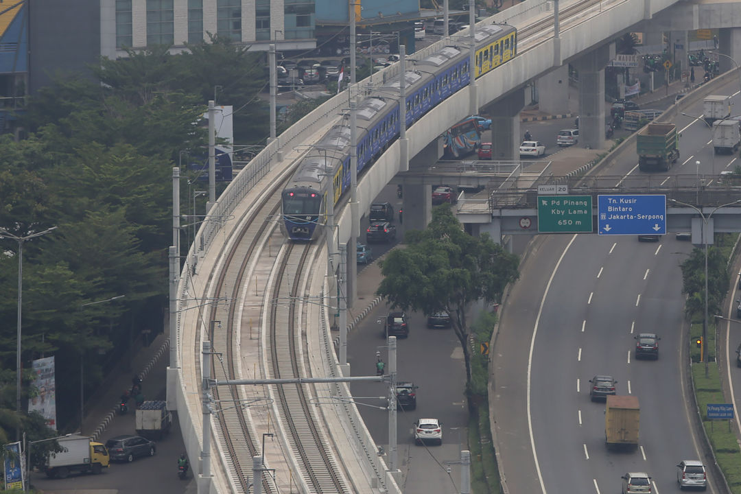 <p>Kereta MRT melintas di jalur kawasan Lebak Bulus, Jakarta. Foto: Ismail Pohan/TrenAsia</p>
