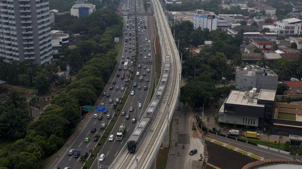 <p>Kereta MRT melintas di jalur kawasan Lebak Bulus, Jakarta. Foto: Ismail Pohan/TrenAsia</p>
