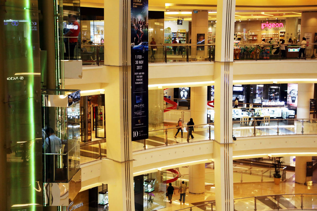 <p>Suasana pengunjung di Mall Pasific Place, kawasan SCBD, Jakarta. Foto: Ismail Pohan/TrenAsia</p>
