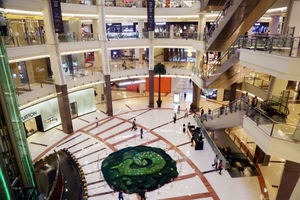 <p>Suasana pengunjung di Mall Pasific Place, kawasan SCBD, Jakarta. Foto: Ismail Pohan/TrenAsia</p>
