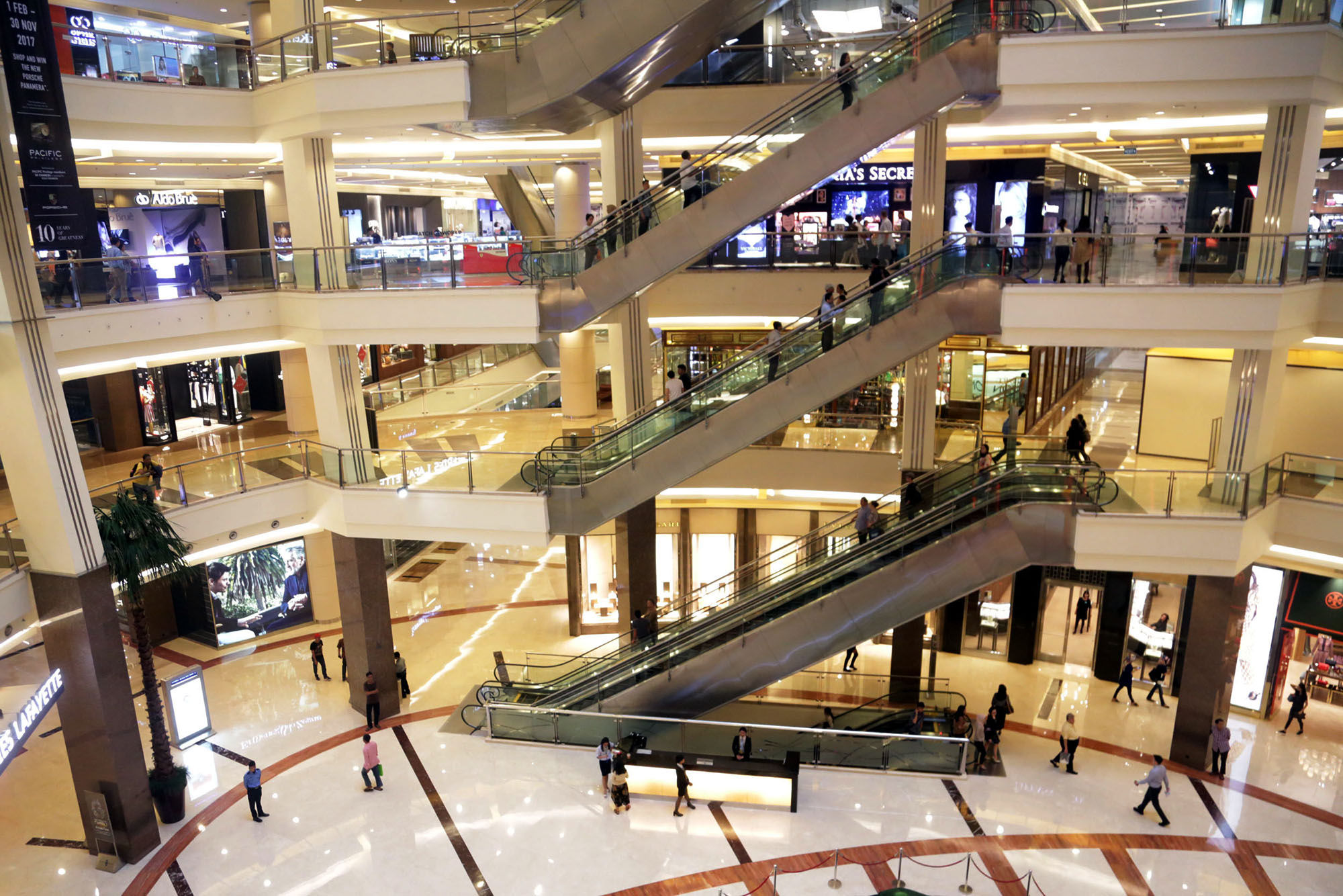 <p>Suasana pengunjung di Mall Pasific Place, kawasan SCBD, Jakarta. Foto: Ismail Pohan/TrenAsia</p>
