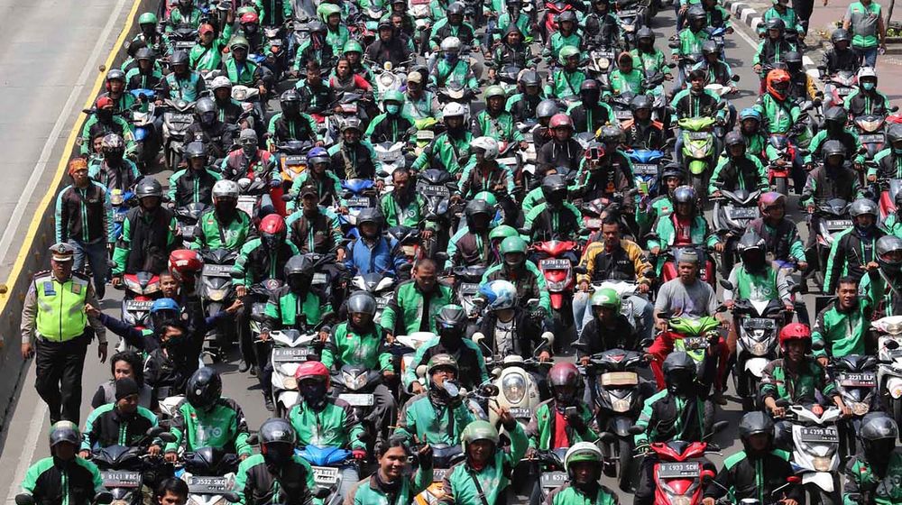 <p>Ribuan driver ojak online yang tergabung dalam Gerakan Aksi Roda Dua (GARDA) melakukan longmarch menuju istana di Jalan Merdeka Barat,  Jakarta. Foto: Ismail Pohan/TrenAsia</p>
