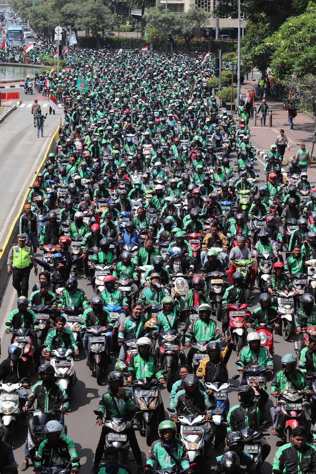 <p>Ribuan driver ojak online yang tergabung dalam Gerakan Aksi Roda Dua (GARDA) melakukan longmarch menuju istana di Jalan Merdeka Barat,  Jakarta. Foto: Ismail Pohan/TrenAsia</p>
