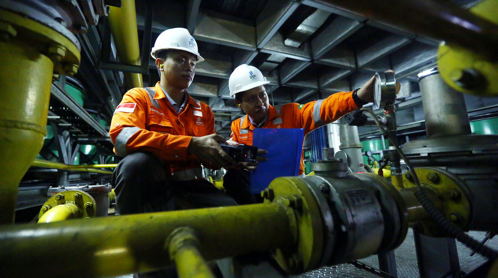 <p>Petugas PGN tengah melakukan pengecekan rutin Gas Engine di Plaza Indonesia/ Foto: Ismail Pohan/TrenAsia</p>
