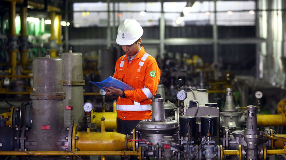 <p>Petugas PGN tengah melakukan pengecekan rutin Gas Engine di Plaza Indonesia. Foto: Ismail Pohan/TrenAsia</p>