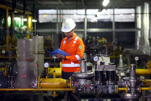 <p>Petugas PGN tengah melakukan pengecekan rutin Gas Engine di Plaza Indonesia. Foto: Ismail Pohan/TrenAsia</p>
