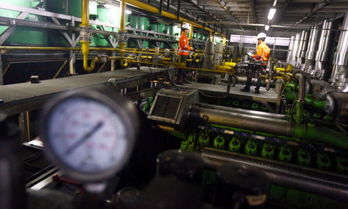 <p>Petugas PGN tengah melakukan pengecekan rutin Gas Engine di Plaza Indonesia. Foto: Ismail Pohan/TrenAsia</p>
