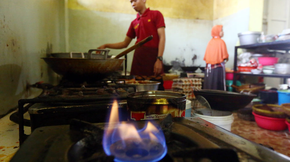 <p>Karyawan rumah makan beraktivitas di dapur dengan menggunakan jaringan gas bumi PGN di Warung Makan Nasi Jamblang Khas Cirebon Jalan Cangkring 2 Kejaksan, Cirebon, Jawa Barat. Foto: Ismail Pohan/TrenAsia</p>
