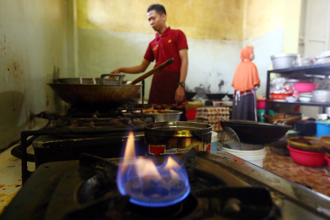 <p>Karyawan rumah makan beraktivitas di dapur dengan menggunakan jaringan gas bumi PGN di Warung Makan Nasi Jamblang Khas Cirebon Jalan Cangkring 2 Kejaksan, Cirebon, Jawa Barat. Foto: Ismail Pohan/TrenAsia</p>
