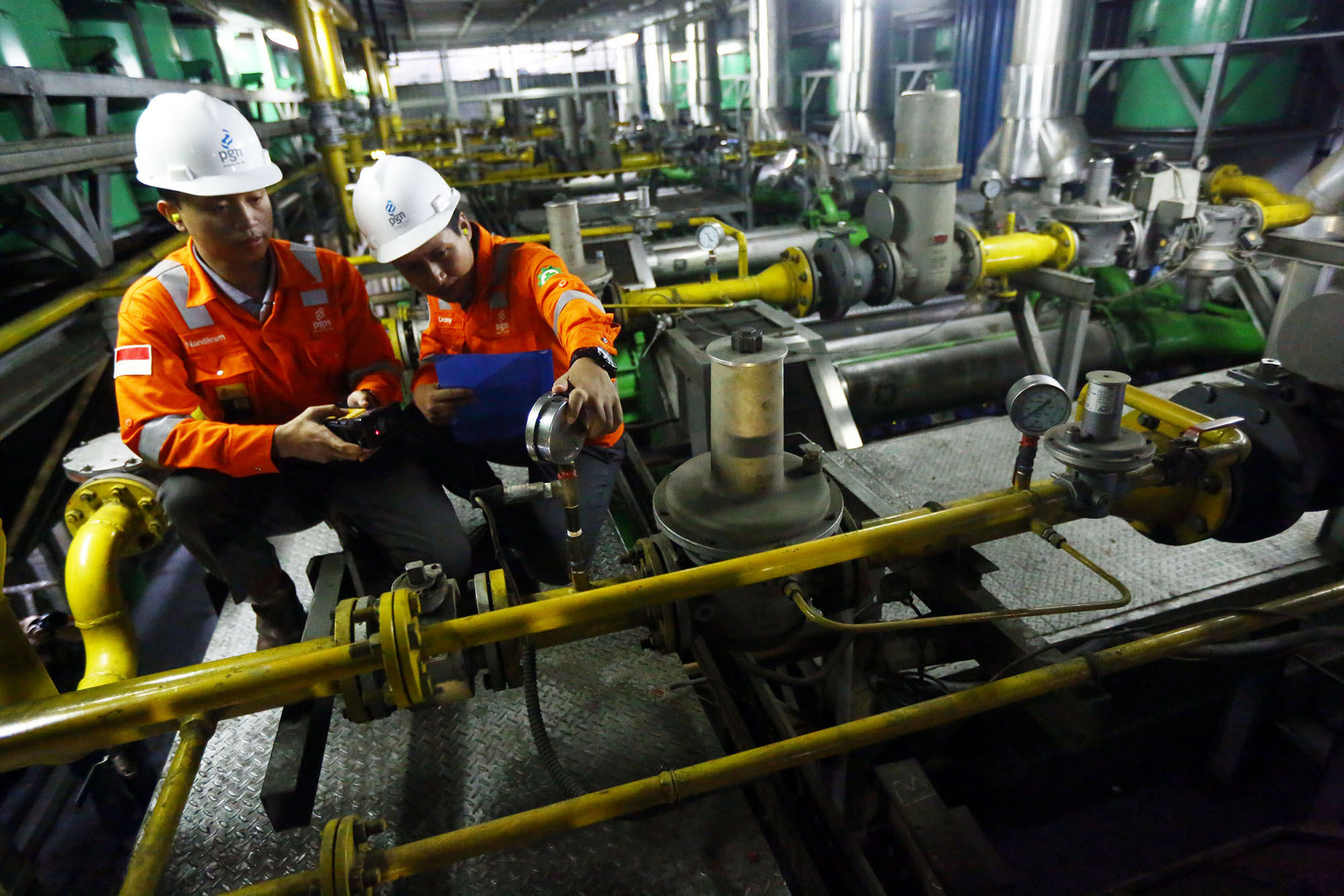 <p>Petugas PGN tengah melakukan pengecekan rutin Gas Engine di Plaza Indonesia. Foto: Ismail Pohan/TrenAsia</p>
