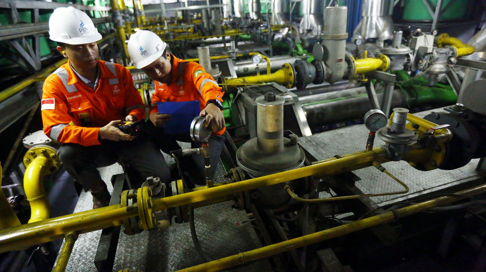 <p>Petugas PGN tengah melakukan pengecekan rutin Gas Engine di Plaza Indonesia. Foto: Ismail Pohan/TrenAsia</p>
