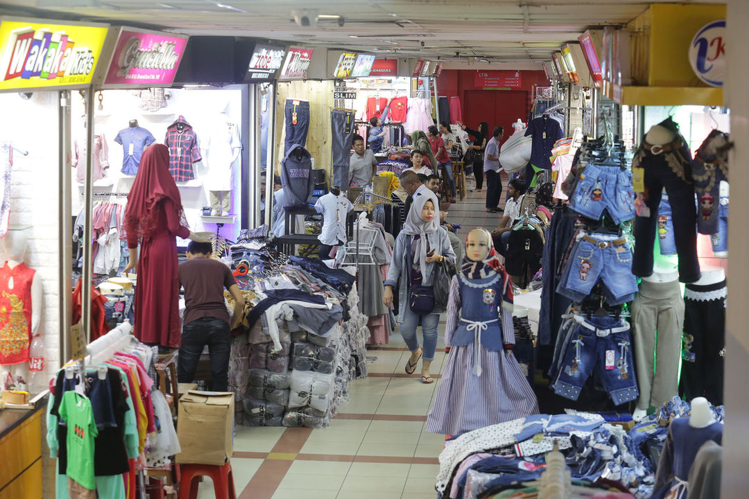 <p>Suasana Pasar Blok A Tanah Abang, Jakarta. Foto: Ismail Pohan/TrenAsia</p>
