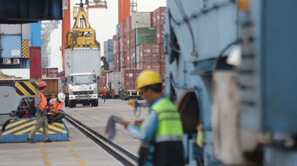<p>Suasana bongkar muat barang di Terminal Petikemas Tanjung Priuk, Jakarta Utara. Foto: Ismail Pohan/TrenAsia</p>
